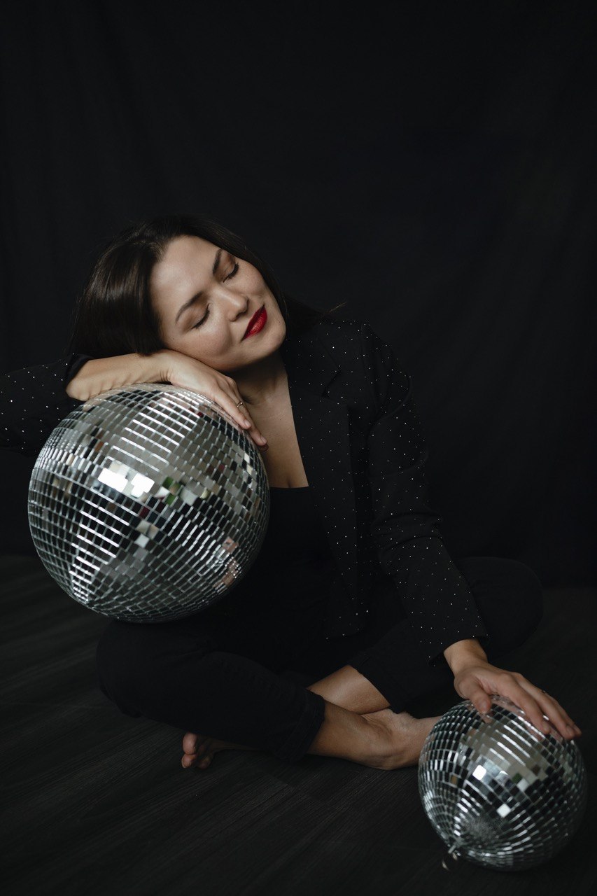 Vladi Roussel avec des boules à facettes